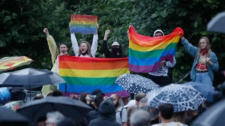 Rusia prohibió las cirugías de cambio de sexo y amplió otras restricciones a la comunidad LGBTQ