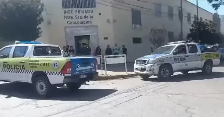 Gran susto en un colegio de Tafí Viejo: un individuo ingresó armado a la institución Gran susto en un colegio de Tafí Viejo: un individuo ingresó armado a la institución