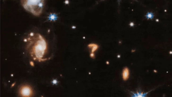 Un “signo de interrogación” en el espacio profundo desconcierta a astrónomos