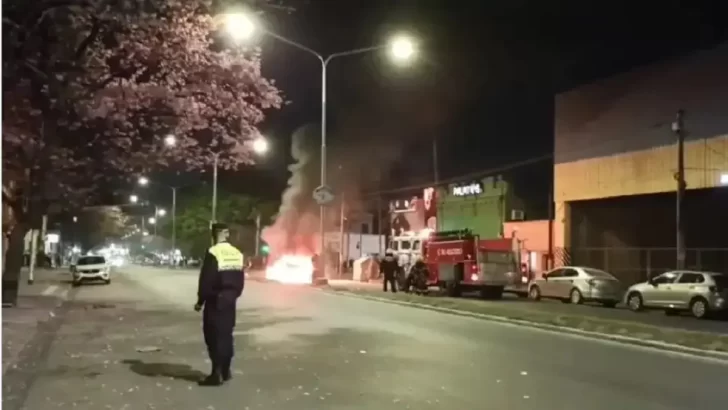 Avenida Roca: un taxista sufrió quemaduras en su rostro luego de que su vehículo se incendiara