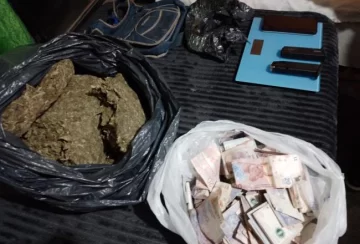 Secuestraron más de 4 kg de marihuana y $400.000 en el barrio Juan XXIII Secuestraron más de 4 kg de marihuana y $400.000 en el barrio Juan XXIII