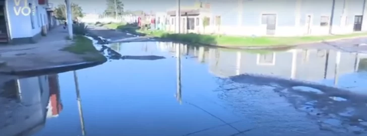 Los vecinos de Villa Alem reclaman por las pérdidas de agua en una esquina