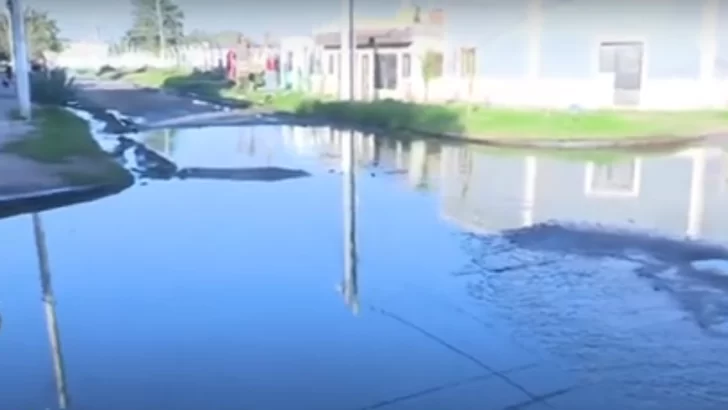 Los vecinos de Villa Alem reclaman por las pérdidas de agua en una esquina