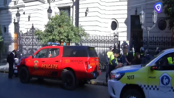 Ya es una costumbre: Otro colegio céntrico de Tucumán debió ser evacuado por una nueva amenaza de bomba