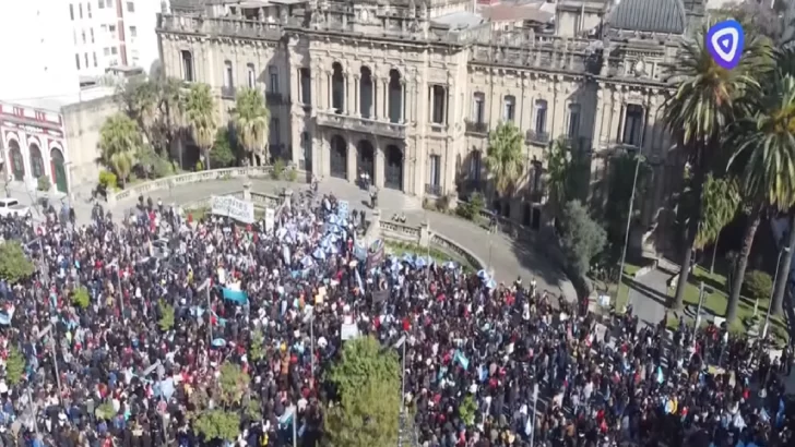 Los docentes realizaron una masiva marcha a Plaza Independencia