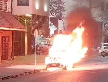 Otro taxi se incendió en la capital tucumana Otro taxi se incendió en la capital tucumana