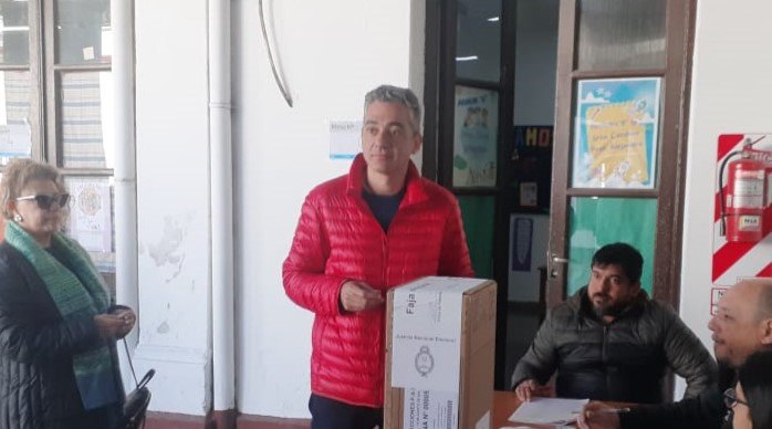 El precandidato del Frente de Izquierda, Martín Correa, emitió su voto El precandidato del Frente de Izquierda, Martín Correa, emitió su voto