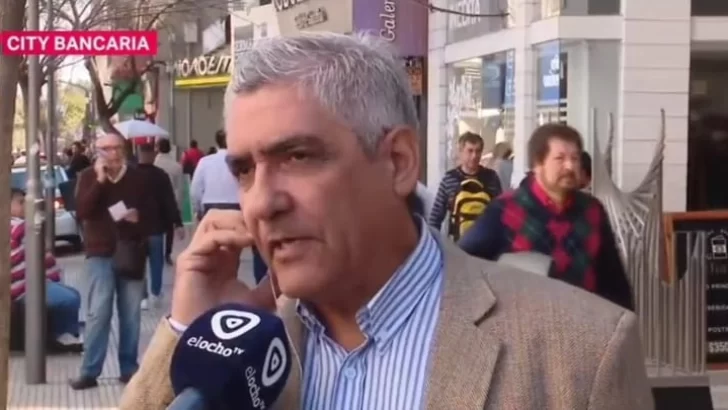 El Banco Central devaluó el dólar oficial a $365 y el blue se disparó a $690