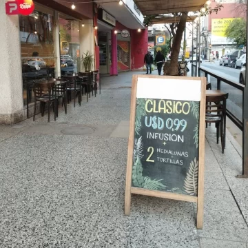 Un bar del centro tucumano puso en dólares el precio de un desayuno o merienda