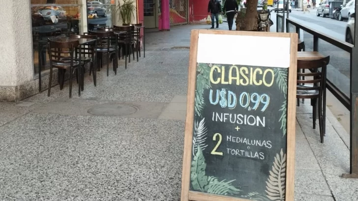 Un bar del centro tucumano puso en dólares el precio de un desayuno o merienda