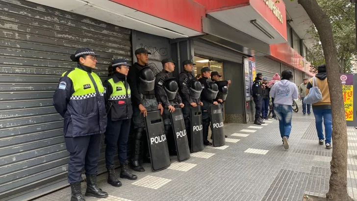 Un supermercado ubicado en el centro de la provincia puso custodia policial para prevenir ser saqueado