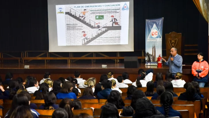 Defensa Civil brindó una charla sobre el uso responsable de los números de emergencia en el colegio del Huerto