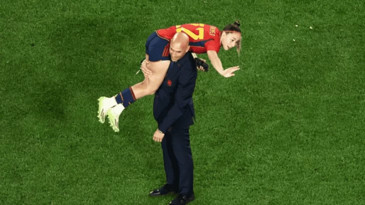 La FIFA suspendió a Rubiales, el presidente de la Federación Española de Fútbol que besó a una jugadora en los festejos del mundial