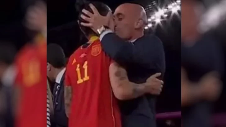 Porque quiere y puede: dirigente español besó en la boca a una jugadora en el Mundial Femenino