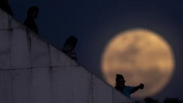 A mirar el cielo que hoy brilla la segunda de las cuatro superlunas del año: a qué hora se verá mejor