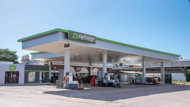 Refinor bajó los precios de las naftas en sus estaciones de servicio