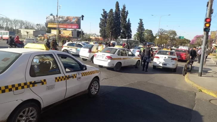 Taxistas autoconvocados realizaron una protesta en contra de la aplicación UBER