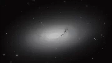 Mirá: el telescopio Hubble detectó un disco galáctico brillante flotando en el espacio profundo
