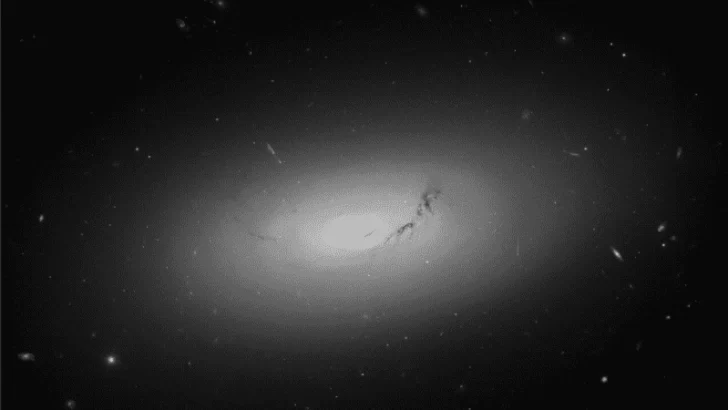Mirá: el telescopio Hubble detectó un disco galáctico brillante flotando en el espacio profundo