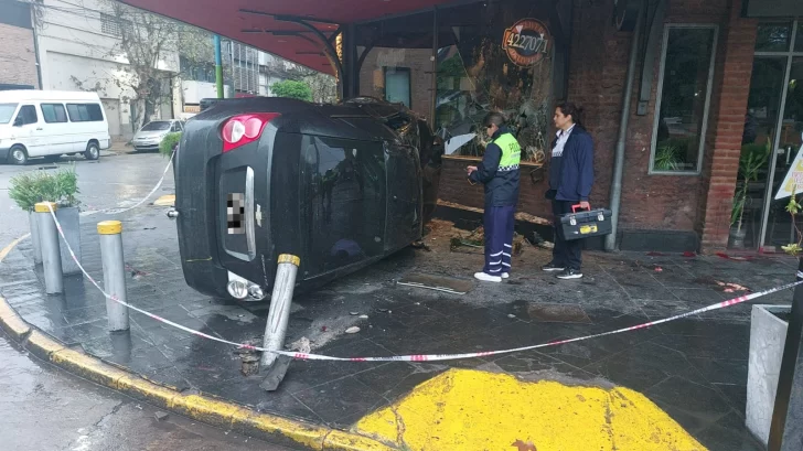 Un hombre falleció tras perder el control y volcar en la intersección de Santiago y Catamarca