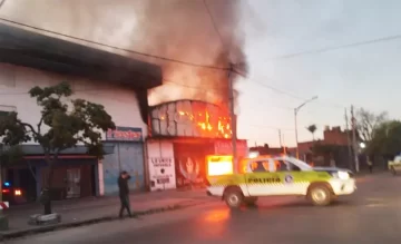 Un incendio destruyó dos locales en avenida Estado de Israel Un incendio destruyó dos locales en avenida Estado de Israel