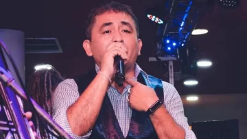 Murió el cantante tropical Huguito Flores en un accidente vial; también fallecieron su esposa y cuñado
