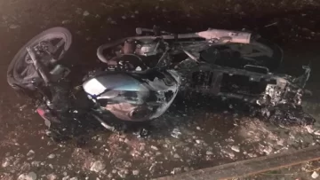 Delincuentes atacaron violentamente a un efectivo policial: le robaron su moto y luego la quemaron Delincuentes atacaron violentamente a un efectivo policial: le robaron su moto y luego la quemaron