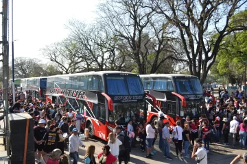 Hoy más de 1000 alumnos de ultimo año de la secundaria partieron a su viaje de egresados