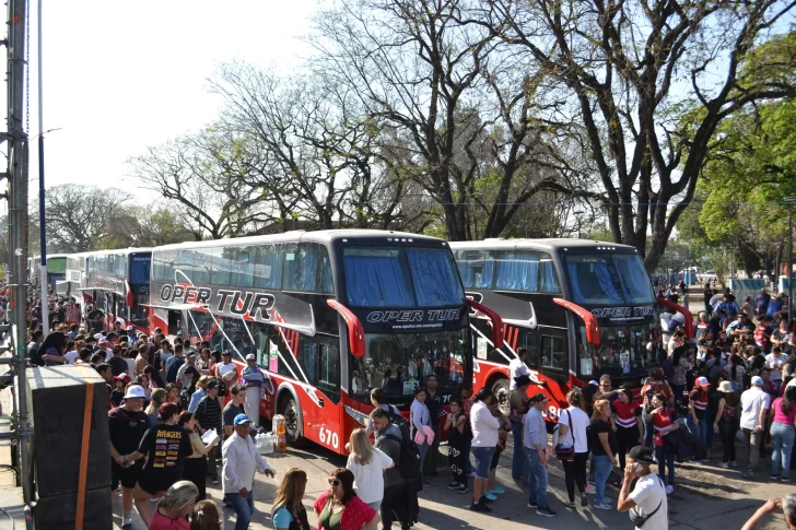 Hoy más de 1000 alumnos de ultimo año de la secundaria partieron a su viaje de egresados