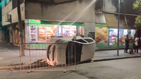 Un Peugeot 408 impactó contra un automóvil en la intersección de Crisostomo y Chacabuco