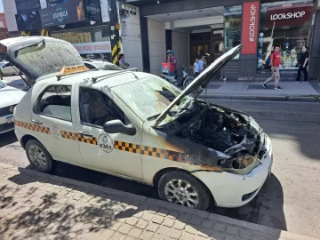 Un taxi se incendió en el microcentro de la Capital tucumana Un taxi se incendió en el microcentro de la Capital tucumana