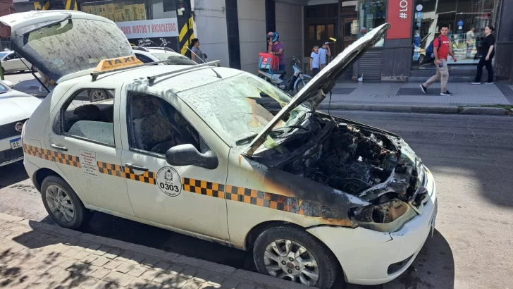 Un taxi se incendió en el microcentro de la Capital tucumana