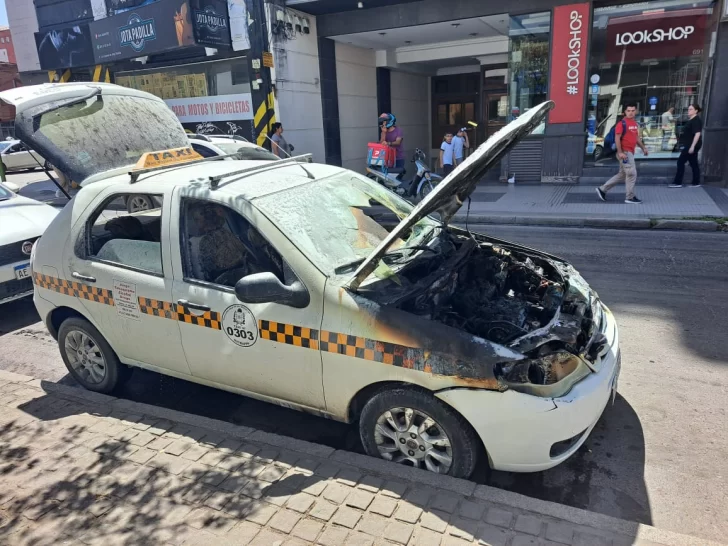 Un taxi se incendió en el microcentro de la Capital tucumana Un taxi se incendió en el microcentro de la Capital tucumana