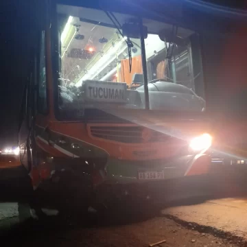 Accidente fatal: un colectivo embistió a una moto y fallecieron tres personas