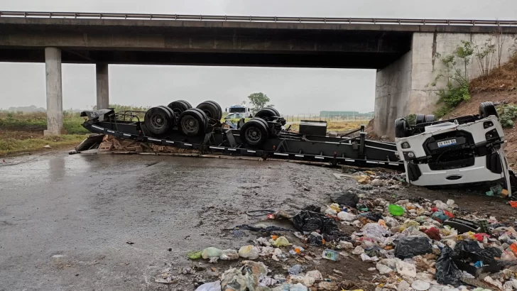 Un camión cayó 15 metros al vacío en la autopista que une la Capital tucumana con Famaillá