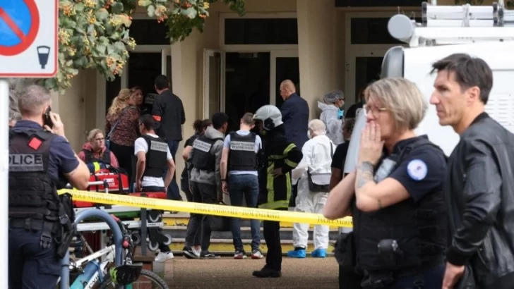 Un hombre entró a una escuela en Francia, mató a un docente con un cuchillo y gritó “Alá es grande”
