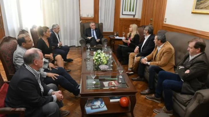 El gobernador Jaldo se reunió con Rossana Chahla y empresarios de AETAT por el servicio de transporte público