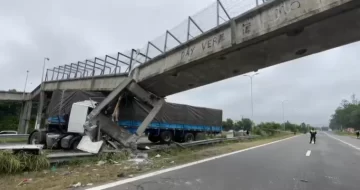 Un camión chocó contra el puente peatonal de la Ruta 9 Un camión chocó contra el puente peatonal de la Ruta 9