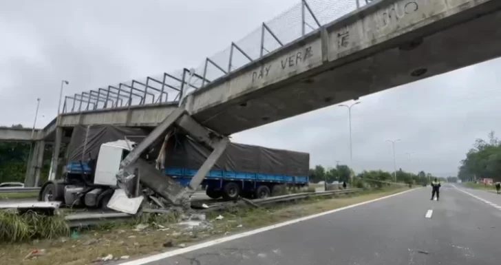 Un camión chocó contra el puente peatonal de la Ruta 9 Un camión chocó contra el puente peatonal de la Ruta 9