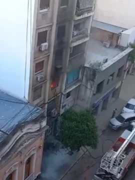 Se incendió un edificio residencial en calle Mendoza al 300 Se incendió un edificio residencial en calle Mendoza al 300