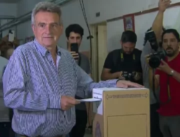 El candidato Agustín Rossi emitió su voto