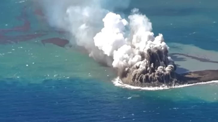 Una erupción volcánica dio origen a una nueva isla: la vista desde el espacio Una erupción volcánica dio origen a una nueva isla: la vista desde el espacio