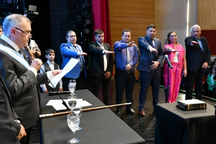 El gobernador Jaldo le tomó juramento a los delegados comunales El gobernador Jaldo le tomó juramento a los delegados comunales