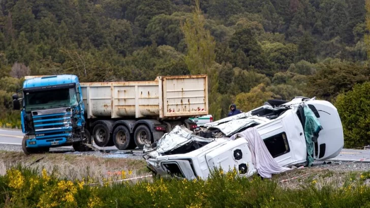 Seis turistas fallecieron luego de que un camión y una combi chocaran en Villa La Angostura