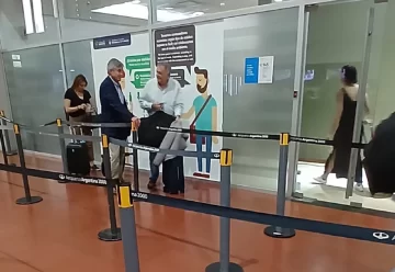 El gobernador Osvaldo Jaldo viajó en un vuelo comercial para reunirse con Javier Milei El gobernador Osvaldo Jaldo viajó en un vuelo comercial para reunirse con Javier Milei