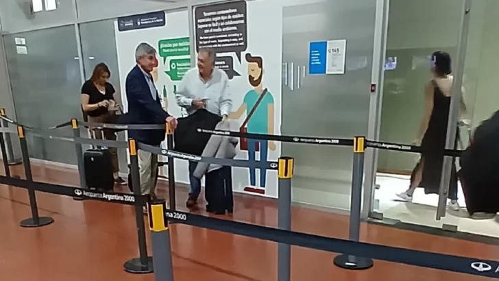 El gobernador Osvaldo Jaldo viajó en un vuelo comercial para reunirse con Javier Milei