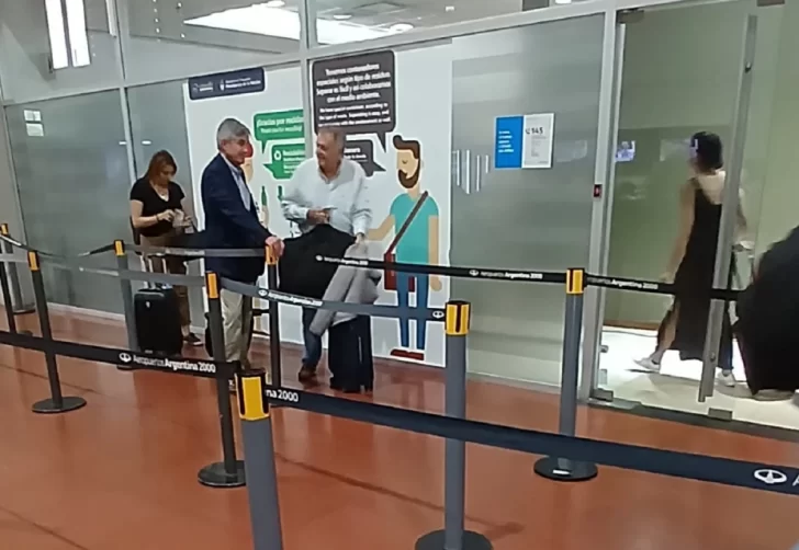 El gobernador Osvaldo Jaldo viajó en un vuelo comercial para reunirse con Javier Milei El gobernador Osvaldo Jaldo viajó en un vuelo comercial para reunirse con Javier Milei