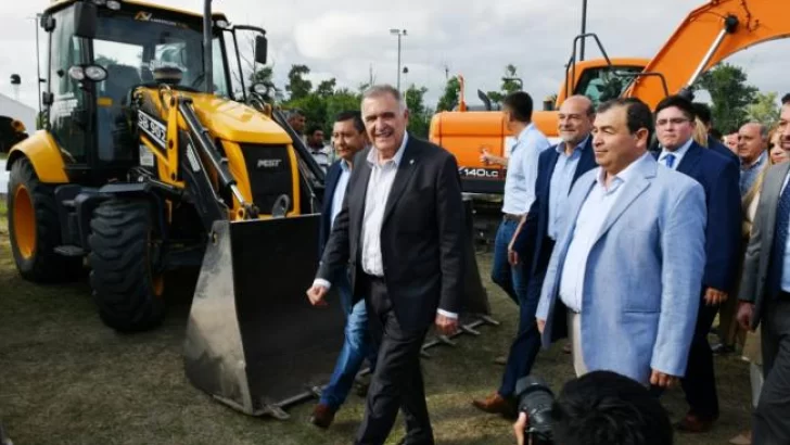 El gobernador Osvaldo Jaldo lanzó un programa de recuperación de la red de caminos del interior