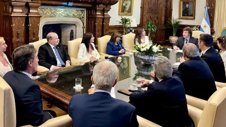 Javier Milei realizó la primera reunión de gabinete junto a sus ministros