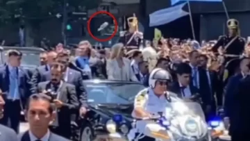 El video del botellazo que le tiraron a Milei en plena caravana e hirió a un custodio: identificaron al agresor